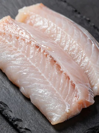 Phi lê cá chình tươi ngon với gia vị trên thớt gỗ