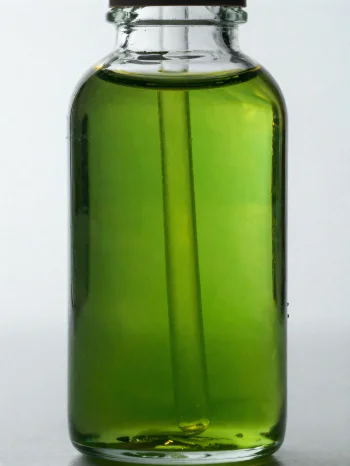 Chai dầu bơ và bát dầu nhỏ màu xanh vàng trong trẻo