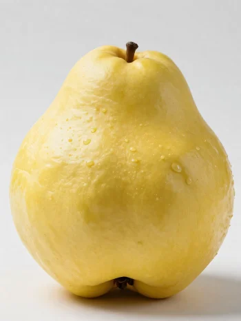 Quả mộc qua vàng ươm nguyên trái và cắt lát trên bàn gỗ