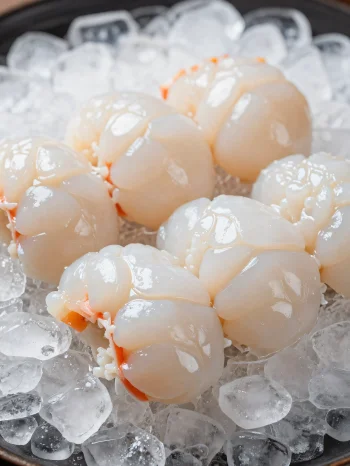 Tôm hùm tươi sống trên thớt gỗ cùng chanh và gia vị