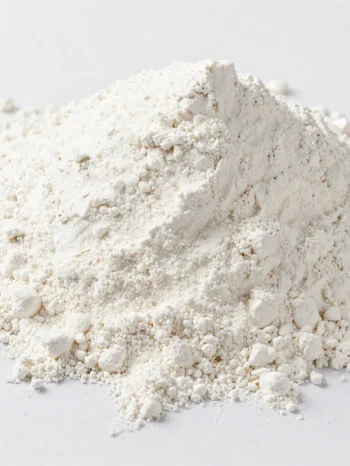 Bột dừa trắng mịn trong bát gốm, đặt trên bàn gỗ