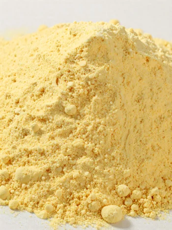 Bột bắp vàng mịn trong bát gốm, đặt trên bàn gỗ