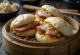Bao heo quay giòn bì với thịt heo giòn và dưa cải chua