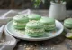 Macaron dừa được bày biện trên đĩa