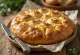 Bánh mì Focaccia men nở đặc ruột kiểu mộc mạc được phục vụ