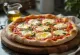 Pizza Margherita cổ điển với lá húng tây tươi