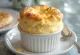 Bánh Soufflé phô mai kem tươi được phục vụ