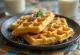 Bánh waffle phô mai mới nướng với lớp vỏ vàng ruộm giòn tan