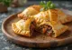 Bánh Empanada nhân ragu Argentina, vỏ bánh vàng nâu, giòn rụm với nhân thịt bò phong phú
