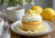 Bánh cupcake chanh không chứa gluten được phục vụ trên đĩa