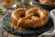 Bánh quy xoắn Pretzel caramel được bày biện