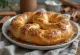Bánh Pretzel nước hoa hồng được bày ra đĩa