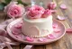 Bánh hoa hồng Valentine phủ fondant trắng và cánh hoa hồng