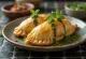 Empanada nhân thịt sốt chimichurri, bánh vàng ruộm giòn tan