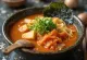Kimchi ramen ăn kèm đậu phụ và bắp cải muối