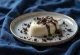 Kem Magnum Cookie & Cream với lớp phủ socola trắng và vụn bánh quy được phục vụ