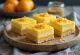 Những miếng bánh phô mai tươi cam vuông vức