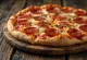 Pizza Americana với pepperoni và mozzarella