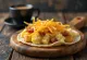 Taco ăn sáng với trứng, thịt xông khói, khoai tây trong bánh tortilla ngô