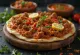 Lahmacun cay, phục vụ với bột tươi và nhân thịt cay nồng