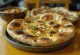 Bánh mì Naan Ấn Độ nướng chảo cháy xém cạnh phết bơ tỏi