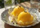 Sorbet chanh dây màu vàng tươi trong ly