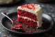Bánh Red Velvet thuần chay với trái cây tươi