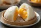 Bánh bao nhân cam marzipan được bày ra đĩa