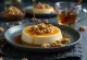 Panna cotta mật ong được bày ra đĩa