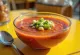 Súp gazpacho tươi mát phục vụ lạnh ngắt, trang trí với rau củ cắt nhỏ