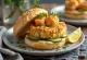 Hamburger thịt cua mới làm với ngò tây và chanh