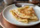 Bánh crêpe được dọn ra đĩa