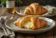 Croissant phô mai Trappist được bày ra đĩa