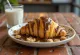 Twix croissant được bày ra đĩa