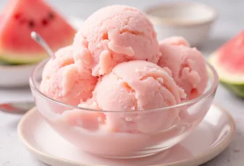Kem Dưa Hấu được bày ra đĩa