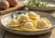 Ravioli nhân phô mai tươi hạt túc anh được bày biện