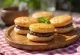 Bánh rán Dorayaki Nhật Bản được dọn ra đĩa