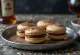 Macaron kem rum xếp chồng lên nhau