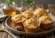 Bánh Muffin yến mạch mật ong được bày ra đĩa