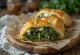 Bánh strudel rau bina phô mai feta mới nướng, vỏ giòn