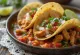 Tacos de Pollo con Salsa Roja trình bày trên đĩa