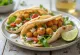Bánh pita gyros thuần chay với đậu gà và đậu phụ