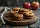 Bánh quy Linzer táo sô cô la bày ra đĩa