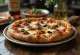 Pizza kiểu Libya với thịt cay và ô liu