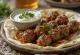 Kafta ăn kèm với bánh pita tươi và salad