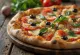 Pizza Địa Trung Hải với ô liu, cà chua và atiso