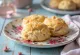 Bánh Scone marzipan nước hoa hồng được dọn ra đĩa