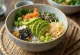 Sushi bowl chay với rau củ và hạt mè
