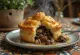 Bánh pie chim bồ câu được phục vụ với lớp vỏ vàng óng.