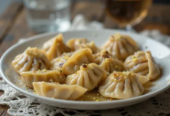 Pelmeni thịt xông khói ăn kèm kem chua